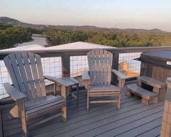 New mod container w/12-foot deck, hot tub, 360 amazing views, BOGO wine tasting - Blanco - Balcony