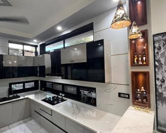 Luxury 4bhk Villa With Scenic Views — Perfect For Nris, Families & Professionals - Vadodara - Kitchen