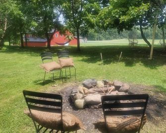 The Hideaway Boujee Farmhouse lots to do and Love - North Canton - Veranda