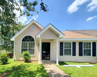 Home Sweet Home - Newly Renovated Property-Located Near Robins Afb - Warner Robins - Building