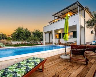 4 Bedroom Beautiful Home In Raslina - Raslina - Pool