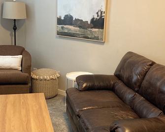 Loft apartment in downtown Fergus Falls - Fergus Falls - Living room