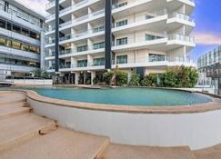 King Balcony Suite at Resort Style Darwin Stay - Darwin - Pool