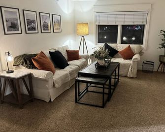 Cozy Modern Farmhouse Apartment - Sheridan - Living room