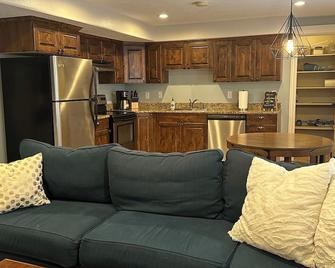 Spacious 2 bedroom, basement apartment, close to everything! - Spanish Fork - Kitchen