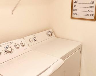 Lovely Cozy Condo In A Tropical Oasis Centrally Located ! - فورت ميرس - مرفق الغسيل