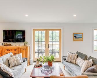 Lakefront Hinsdale Home about 10 Mi to Pittsfield! - Hinsdale - Sala de estar