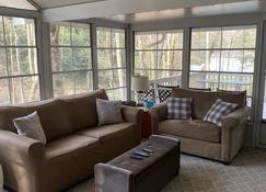 One Bedroom Cabin In Highlands, Nc On A Creek Close To Everything! - Highlands - Living room