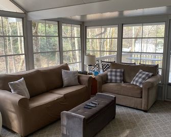 One Bedroom Cabin In Highlands, Nc On A Creek Close To Everything! - Highlands - Living room