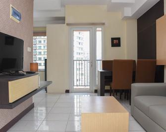 Fully Furnished With Comfortable Design 2Br At The Boutique Apartment - Yakarta - Sala de estar