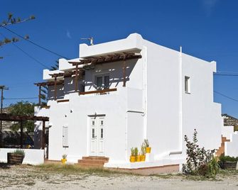Tsakanos Apartments - Adamantas - Building