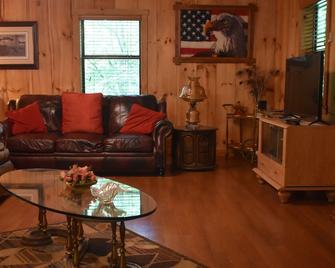 Beautiful River/Waterfall Cabin 13 miles to Helen 6 miles to Hiawassee - Hiawassee - Living room