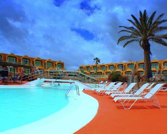 Aparthotel la Piramide - คาเลเต เด ฟัสเต - สระว่ายน้ำ