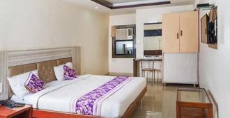 Om Plaza Hotel - Bhopal - Bedroom