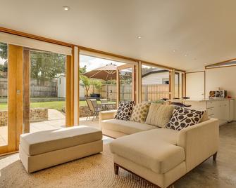 Brampton Cottage - Hobart - Living room