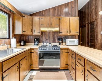 Modern w Fire Pit Deck, Grill & Hot Tub - Berkeley Springs - Küche