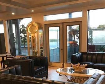Edgewater Inn and Suites - Coos Bay - Lobby