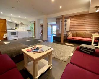 Deer Suite 2-4 guests - East Kelowna - Living room