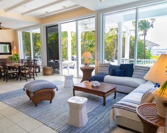 Stunning Waterfront Property With Panoramic Sunset Views + Pool + Dock - Dunmore Town - Living room