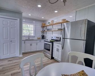 Coastal Cottage 1/2 mile from Covington Square - Covington - Küche