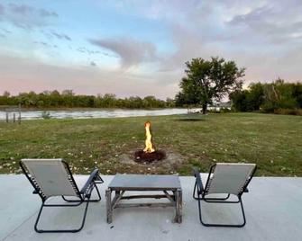 Riverfront Studio Cabin with Best View and Huge Yard - St Joseph - Patio