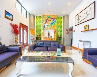 Namatin Garden Villa Hotel - Dehong - Living room