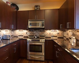 Downwinder - Hot Tub! A/C, Views, Minutes to Downtown - Hood River - Kitchen