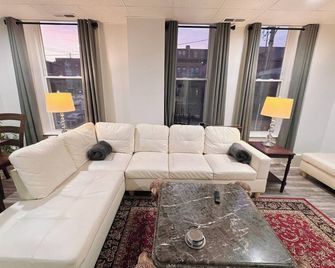 115#202 / Charming Downtown Dubuque Apartment - Dubuque - Living room