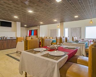 Treebo Raj Mall Road - Масурі - Ресторан