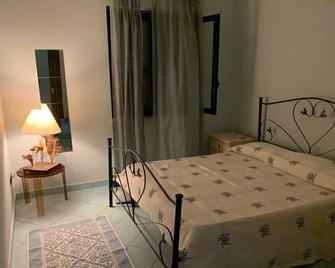 Beautiful apartment in villa, with large garden about 350mt from the beach - Belvedere Marittimo - Camera da letto
