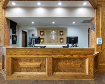 Comfort Inn and Suites Ponca City near Marland Mansion - Ponca City - Front desk
