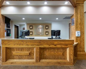 Comfort Inn and Suites Ponca City near Marland Mansion - Ponca City - Front desk