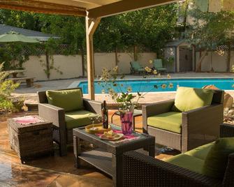 Private Garden Home With Large Saltwater Pool, Serene Office, Fireplace Etc. - Los Angeles - Pool