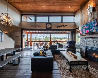 Treehouse at the Wilderness Club - Eureka - Living room