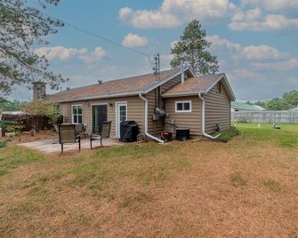 Hill Hideaway Unit 2 - Pet-Friendly Lake Retreat - Minocqua - Building