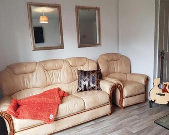 Ladysmith House - Full House - Grimsby - Вітальня