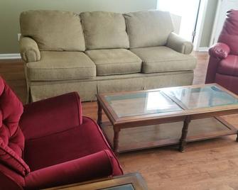Great property for folks on short term work assignments. Completely furnished. - Dothan - Living room