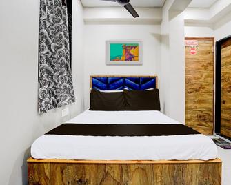 Hotel O Divine Fine Dine Lodging And Boarding - Mumbai - Bedroom