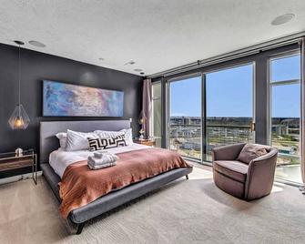 4000 sq ft Luxe 4BR Penthouse | Theater | Patio - Cleveland - Habitación