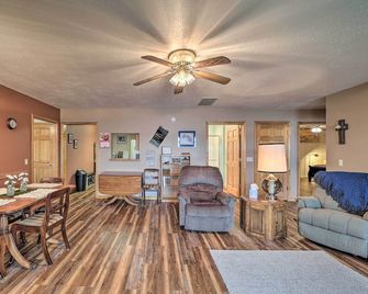 Boat Dock and Fire Pit Sunset Cove Lakefront Gem - Jay - Living room