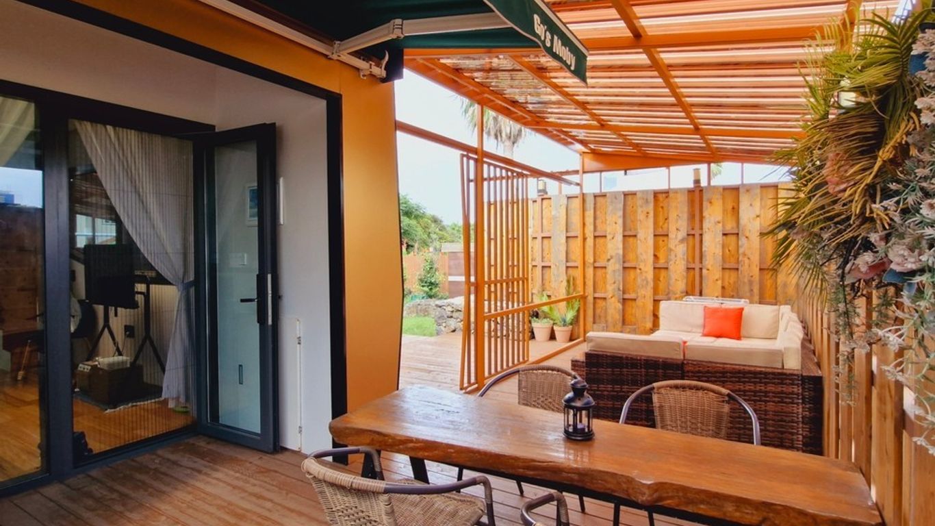 아침 해변 펜션