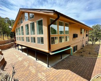 Spacious mountain retreat near Ski Apache and 15 mins from Downtown Ruidoso. - Alto - Building