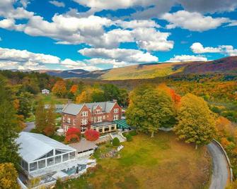 Perfect Reunion House w/pool, fireplace & piano. Dogs welcome. Discounted ski tix at Bromley. - Manchester - Building