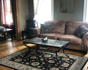 'Just an Old Farm House' is a comfortable and cozy country house. - West Winfield - Living room