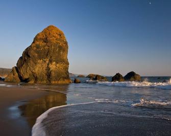 Oceanview home w/ Jetted tub and great location - near the port and beach access - Port Orford - Beach