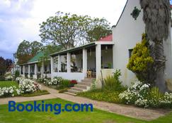 Over The Mountain Guest Farm - Herold - Building