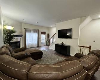 Downtown Housing Rochester Ny - Rochester - Living room