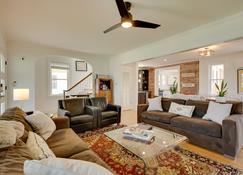 Beautiful Colonial Home on the Choptank River - Cambridge - Living room