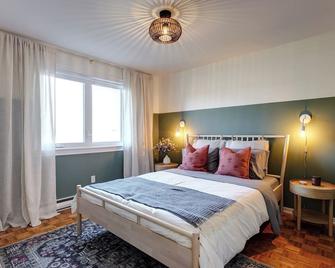 Blue House on the River - Mont-Saint-Hilaire - Bedroom