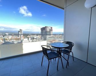 Tasha's Apartments on Morphett - Adelaide - Balcony